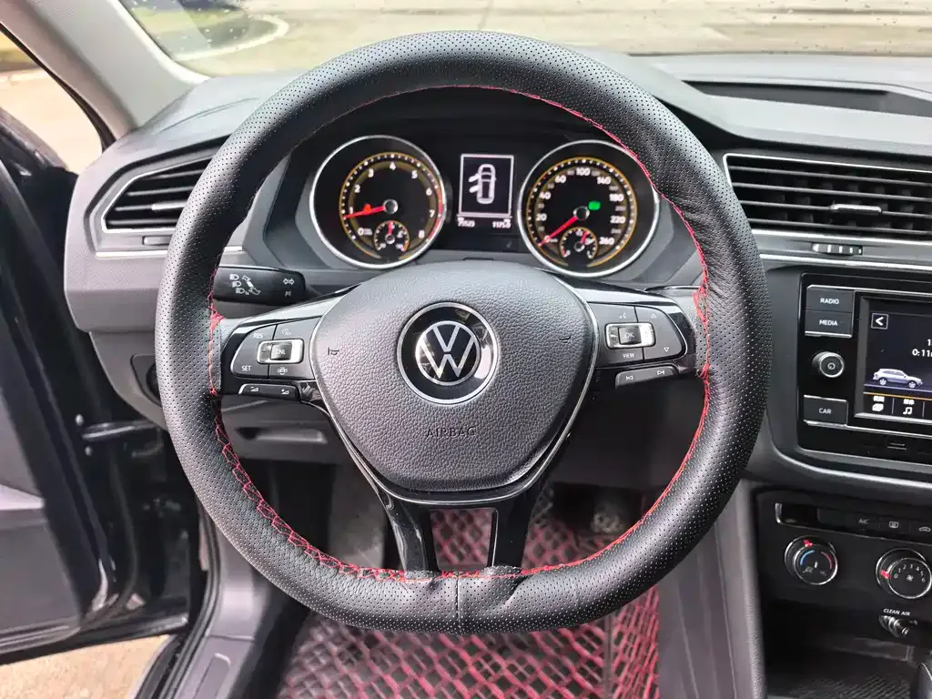Volkswagen Tiguan L — фото 7