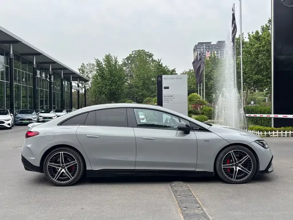 Mercedes-Benz EQE AMG — фото 3