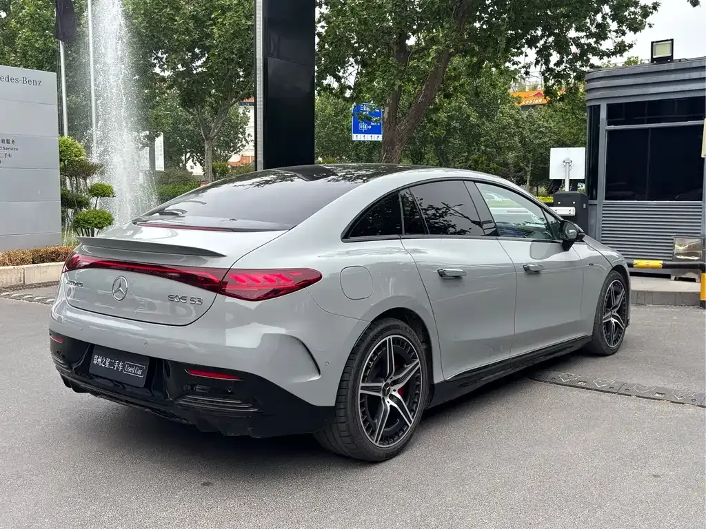 Mercedes-Benz EQE AMG — фото 10