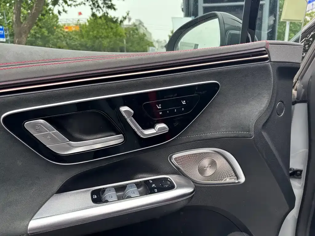 Mercedes-Benz EQE AMG — фото 4