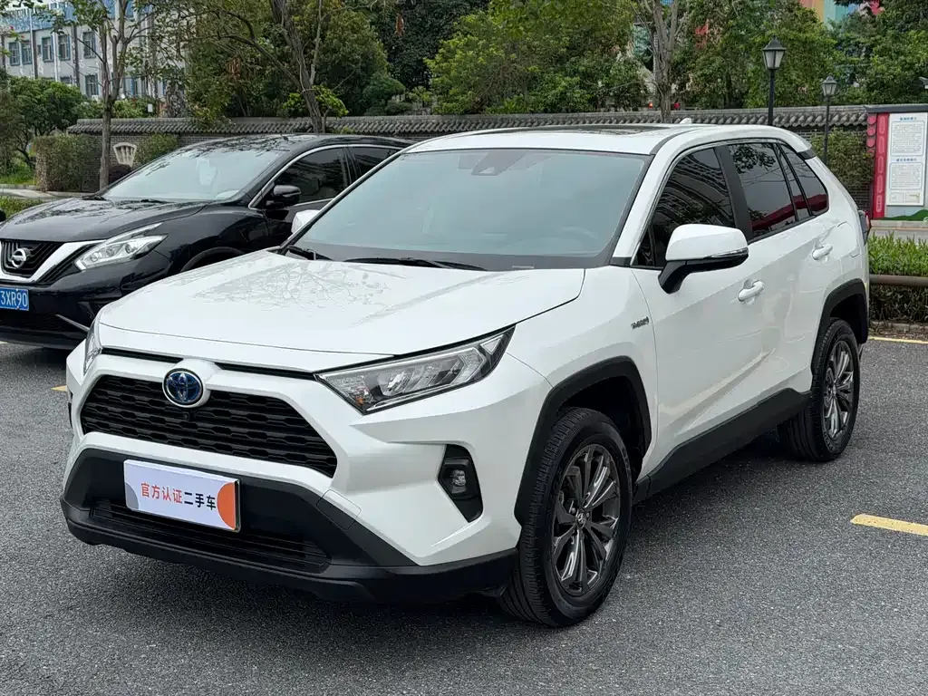 Toyota RAV4 — фото 1