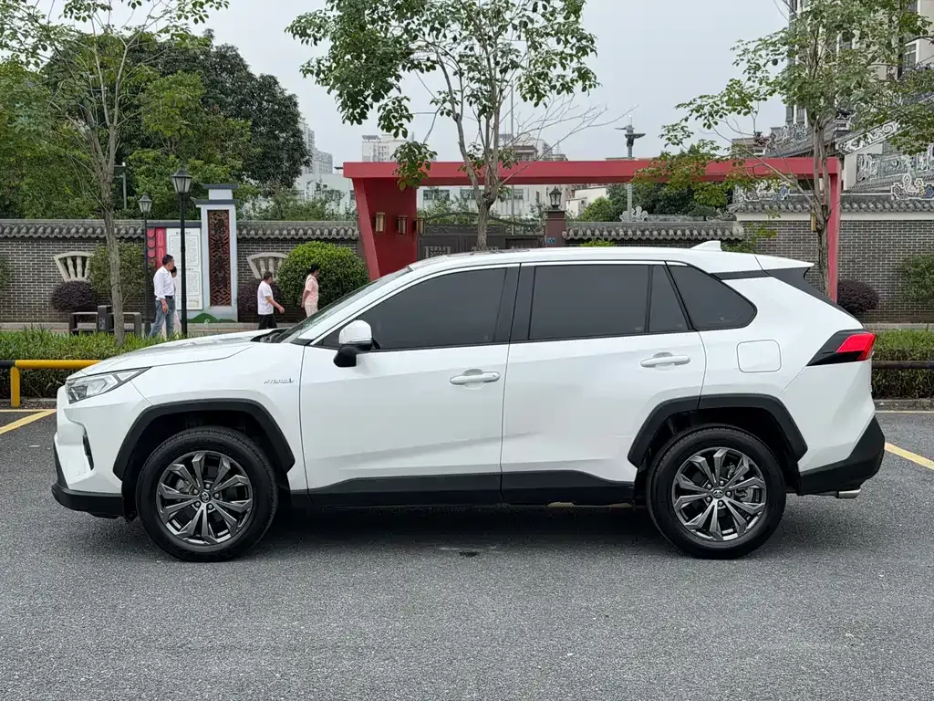 Toyota RAV4 — фото 6