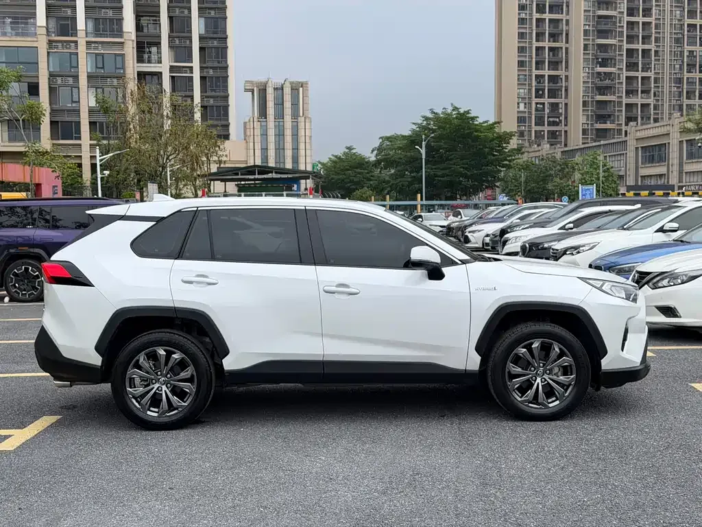 Toyota RAV4 — фото 9