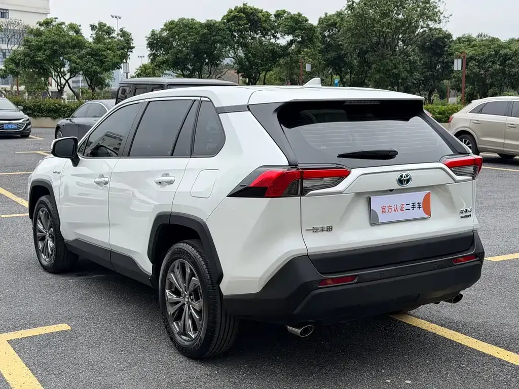 Toyota RAV4 — фото 10