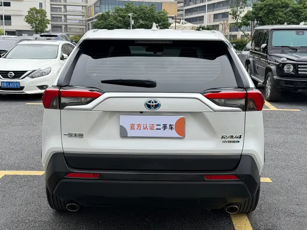 Toyota RAV4 — фото 7