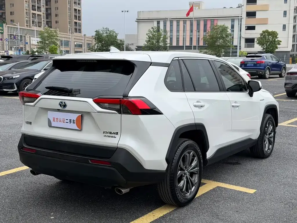 Toyota RAV4 — фото 8