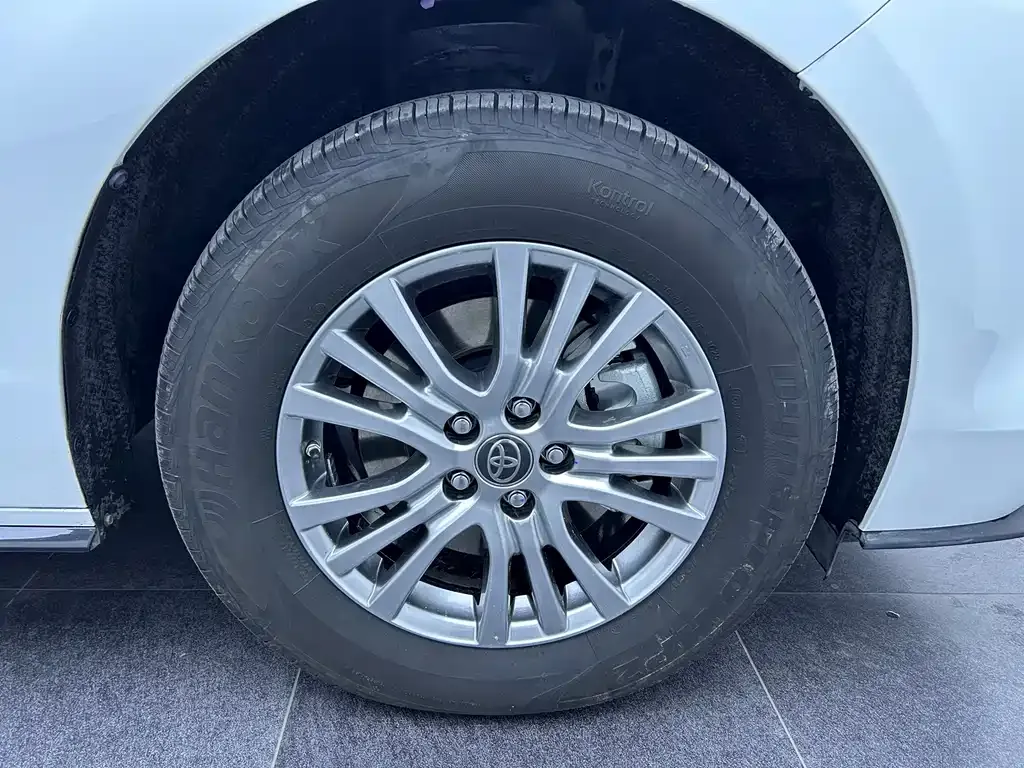 Toyota Sienna — фото 10