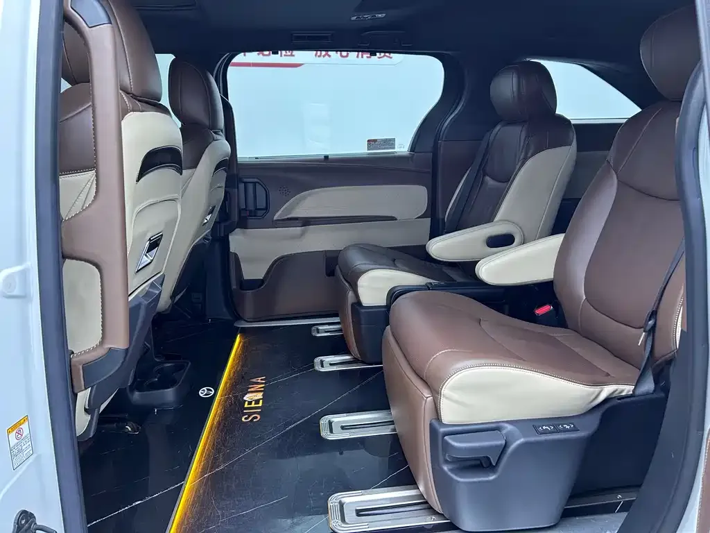 Toyota Sienna — фото 3