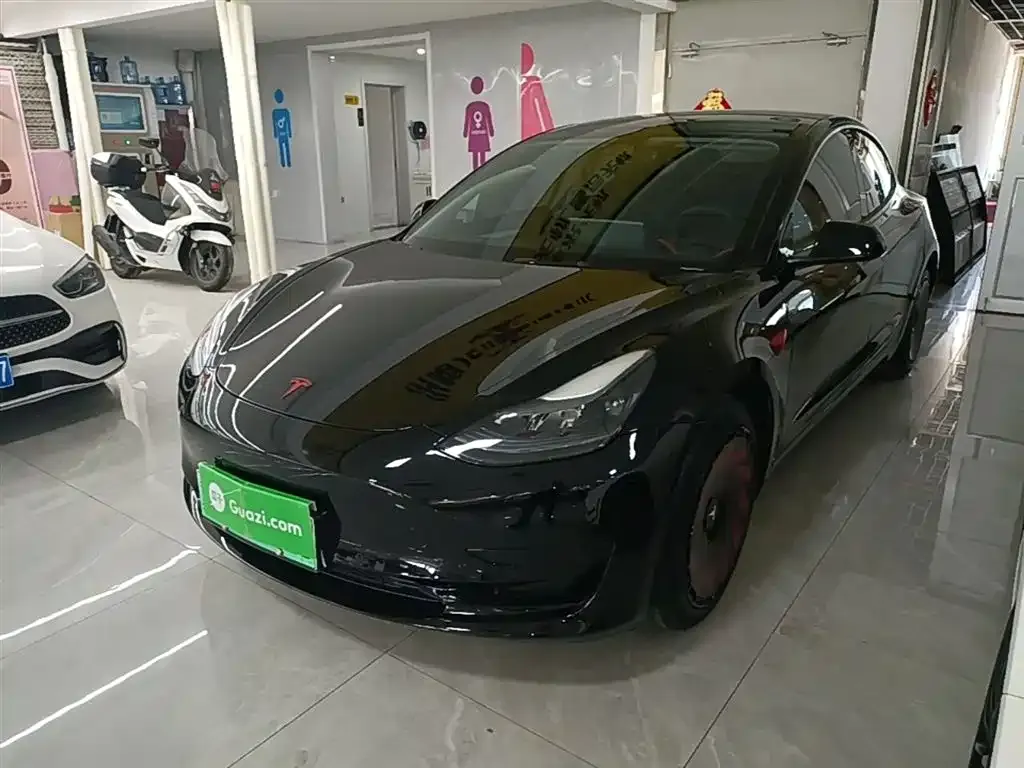 Tesla Model 3 — фото 1