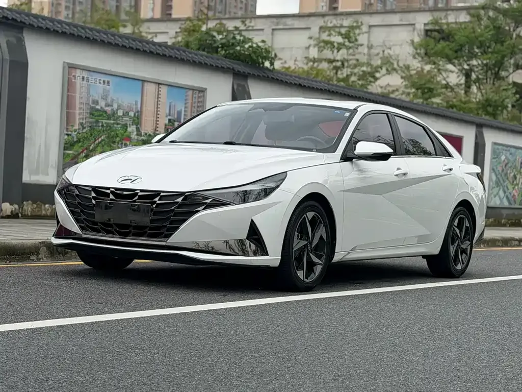 Hyundai Elantra — фото 1