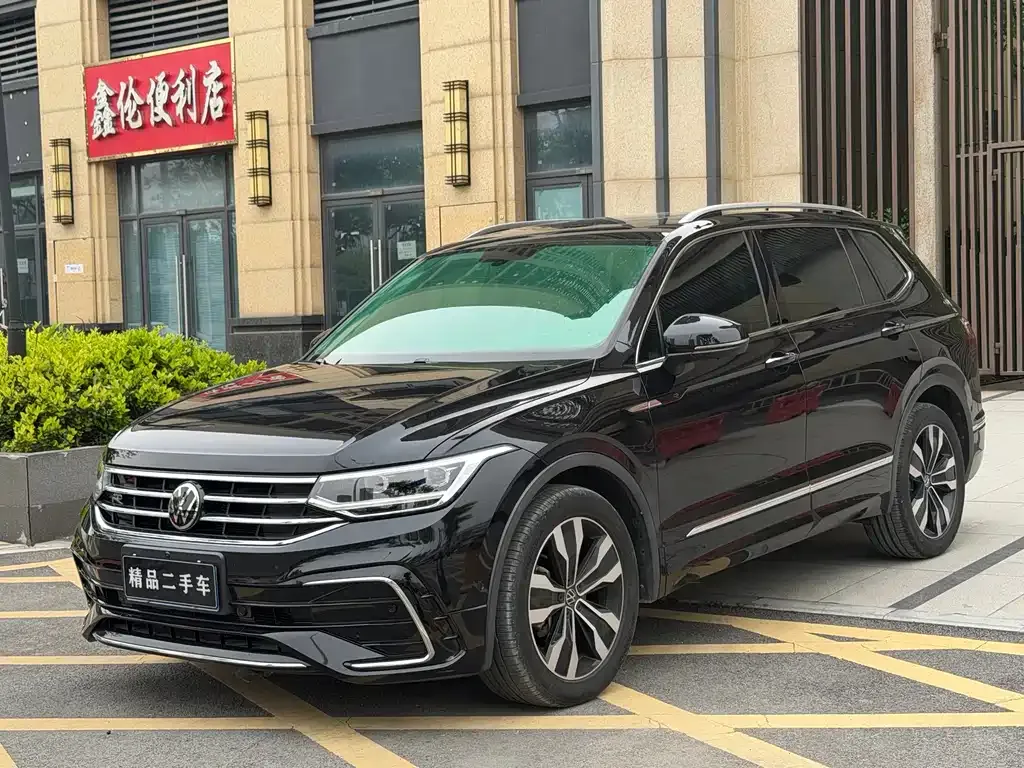 Volkswagen Tiguan L — фото 1