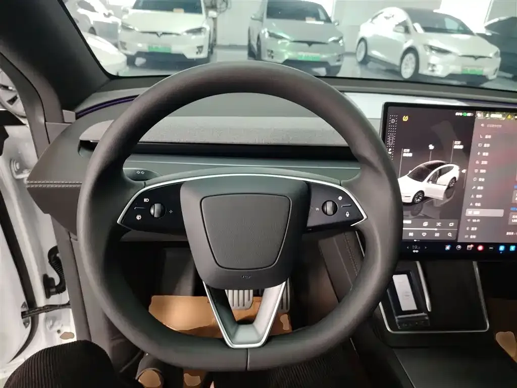 Tesla Model Y L — фото 10