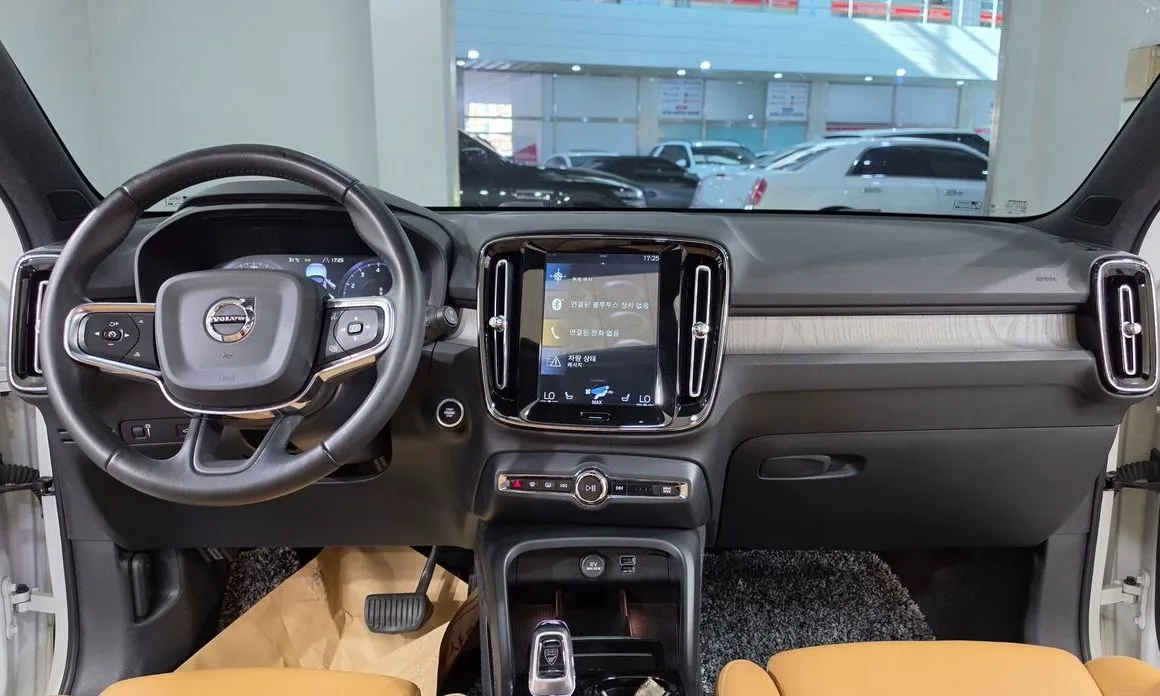 Volvo XC40 — фото 10