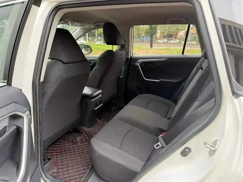 Toyota RAV4 — фото 8
