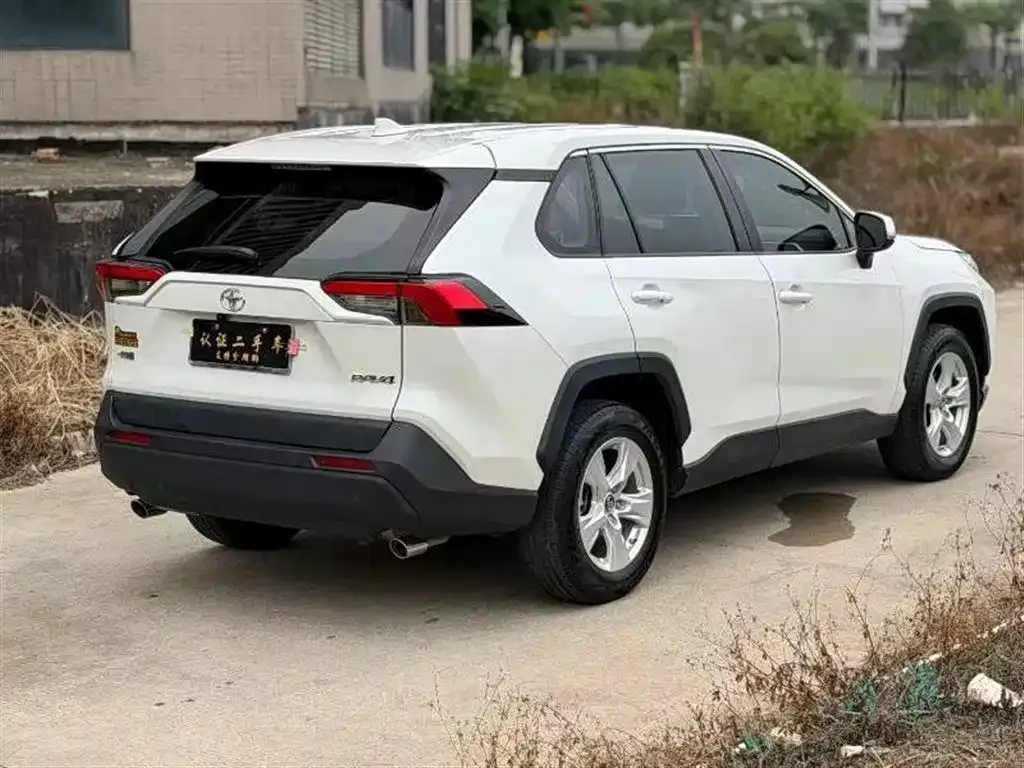Toyota RAV4 — фото 2