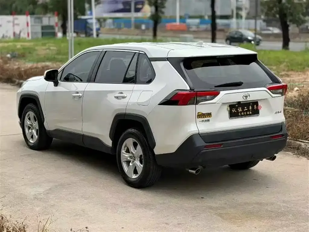 Toyota RAV4 — фото 3