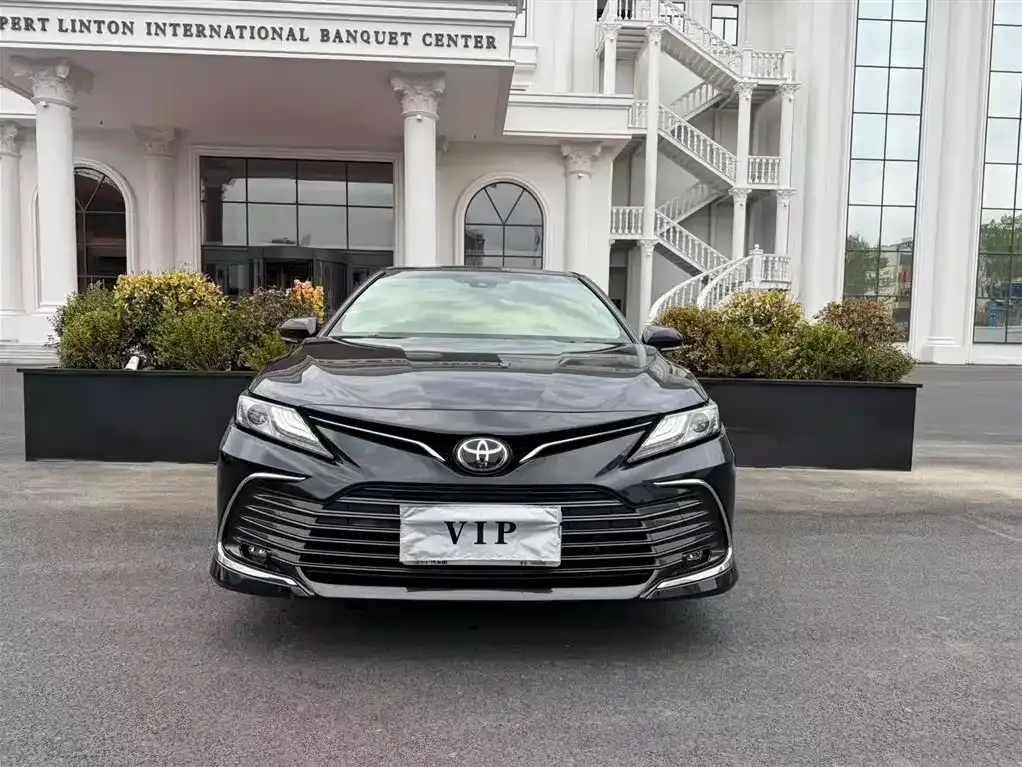 Toyota Camry — фото 1