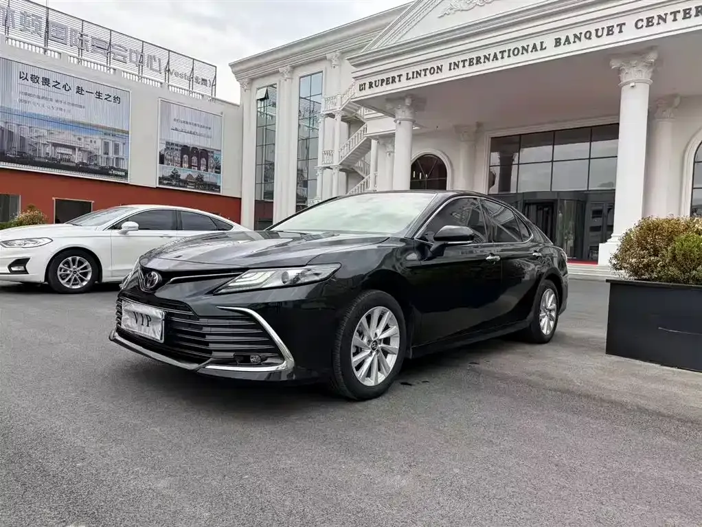 Toyota Camry — фото 2