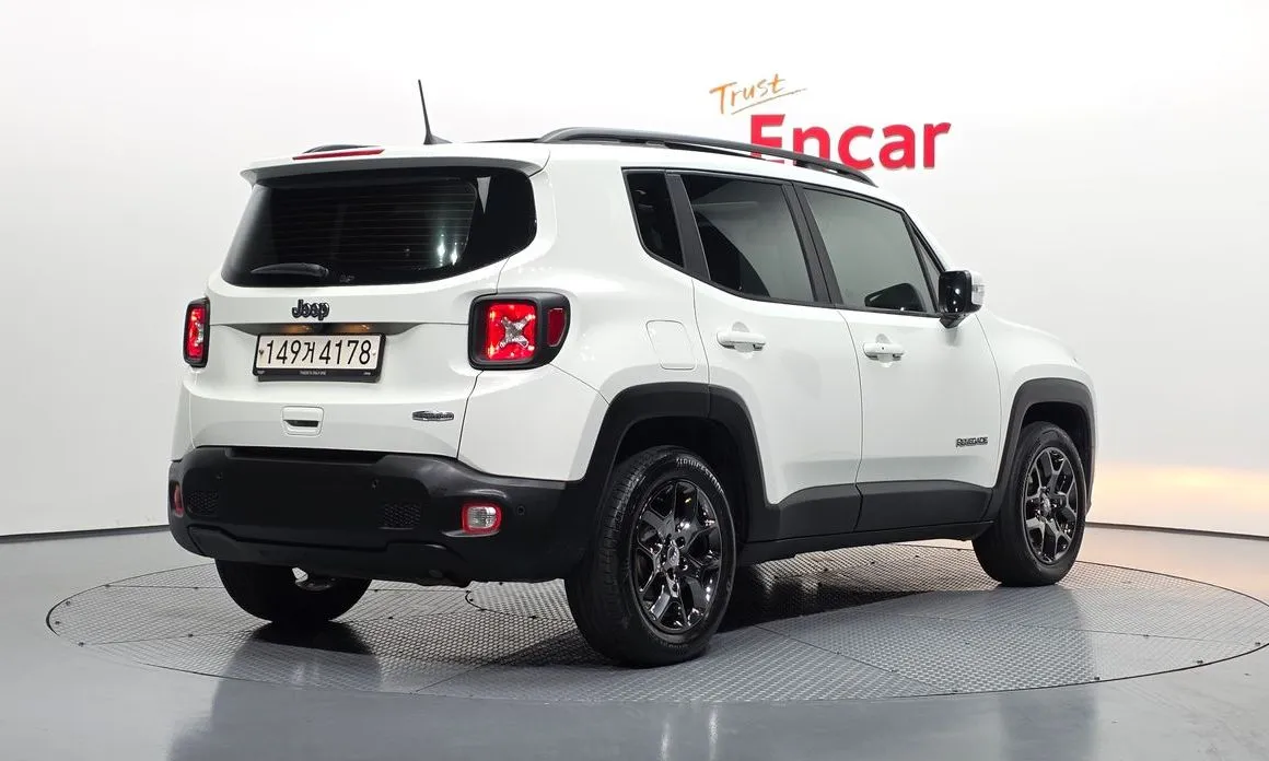 Jeep Renegade — фото 8