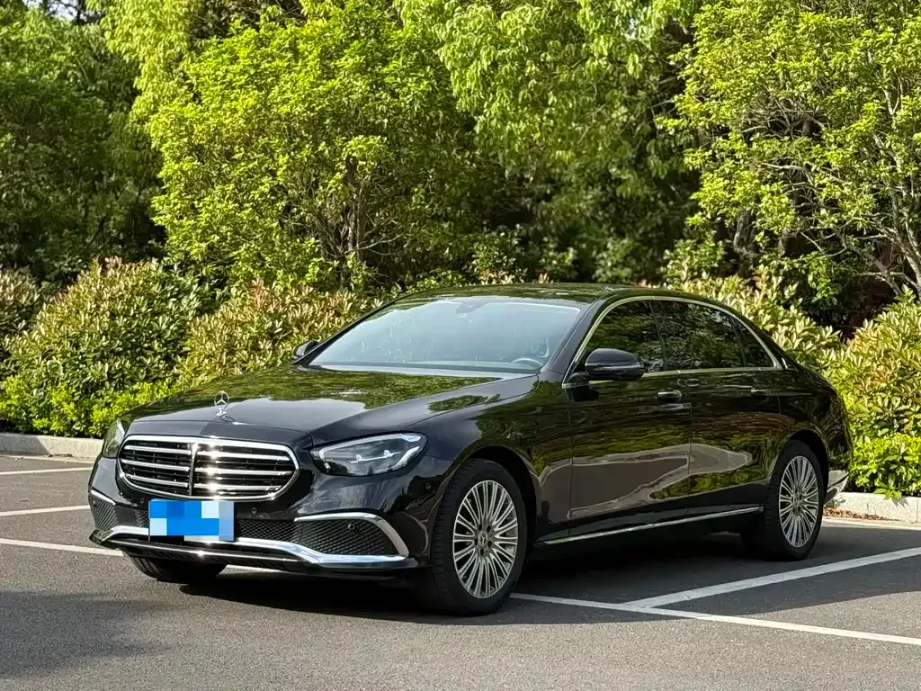 Mercedes-Benz E-Class — фото 1