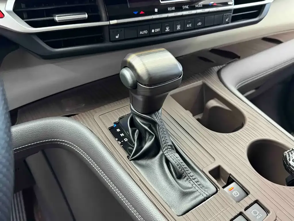 Toyota Granvia — фото 8