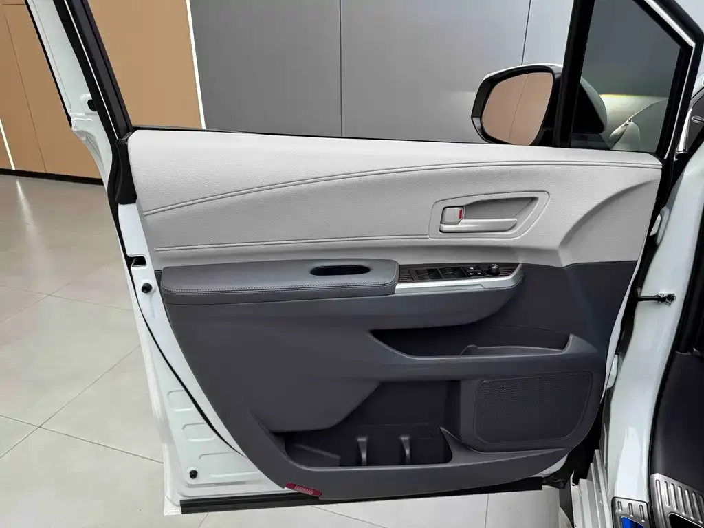 Toyota Granvia — фото 6