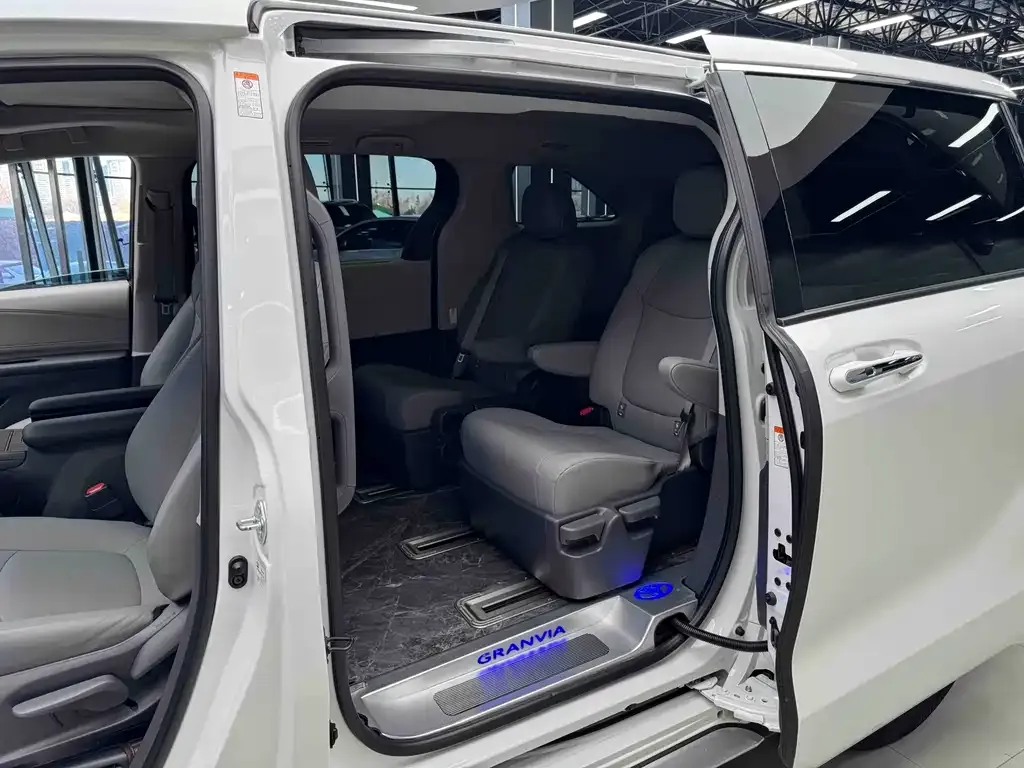 Toyota Granvia — фото 7