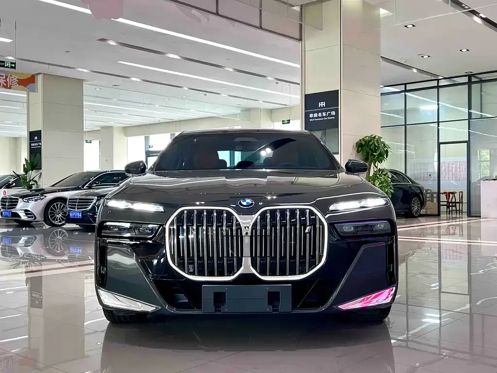 BMW i7 — фото 8