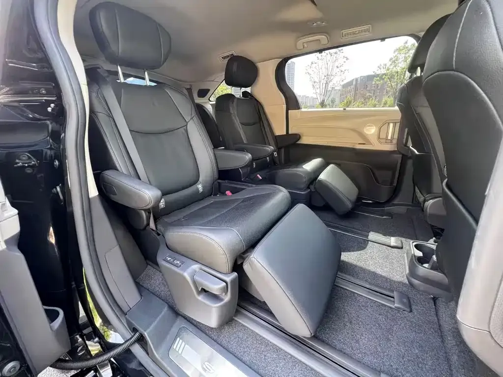 Toyota Sienna — фото 2