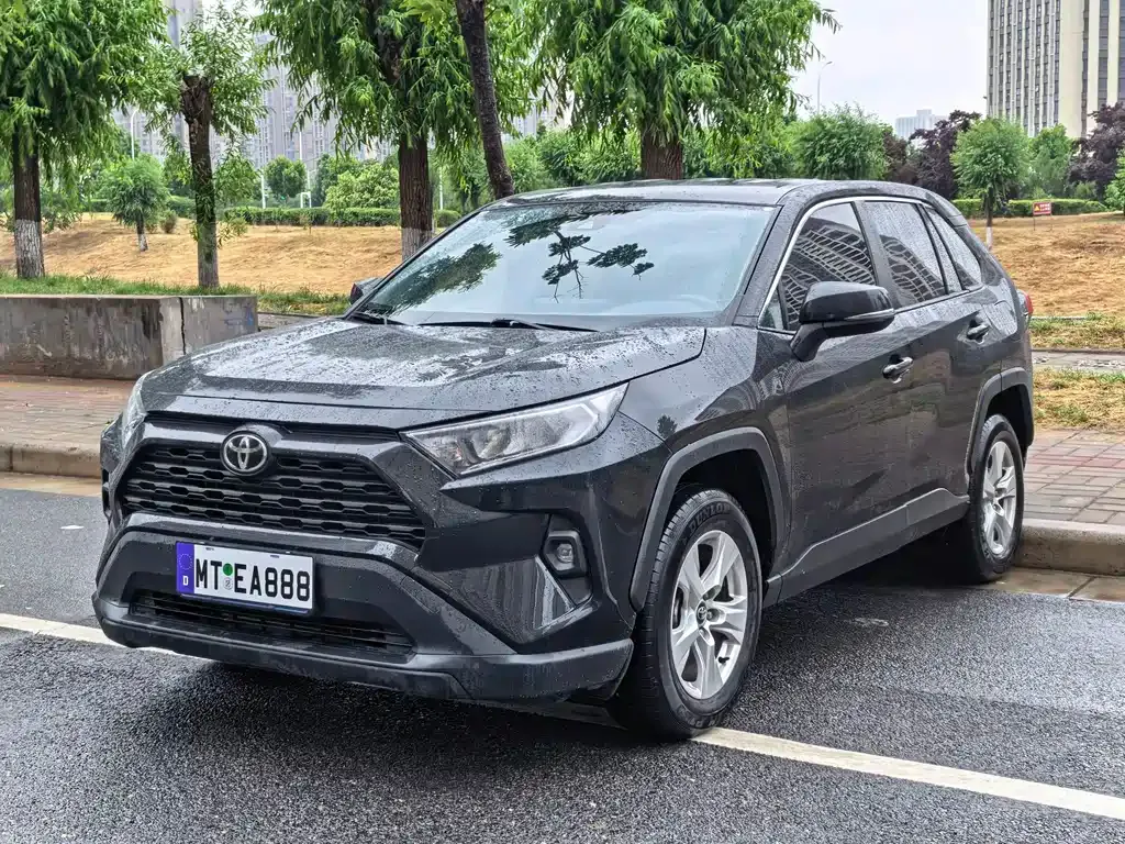 Toyota RAV4 — фото 1