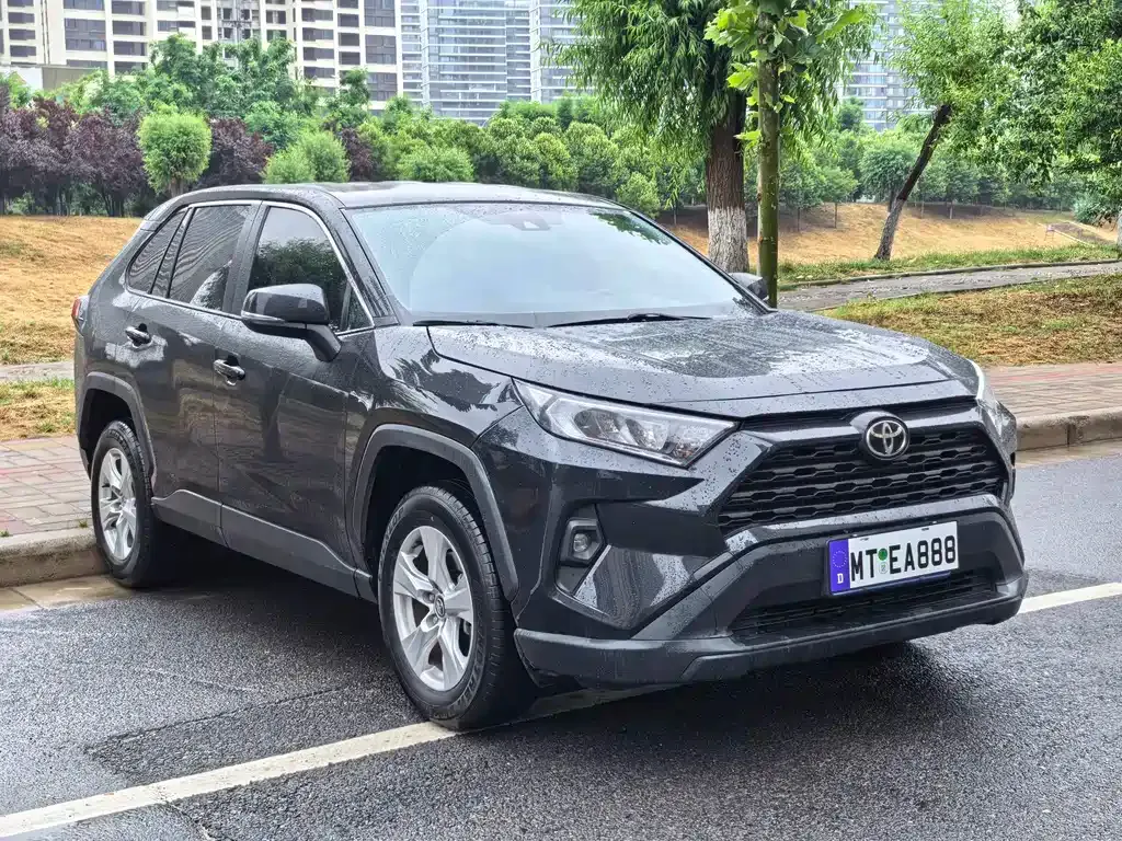 Toyota RAV4 — фото 10