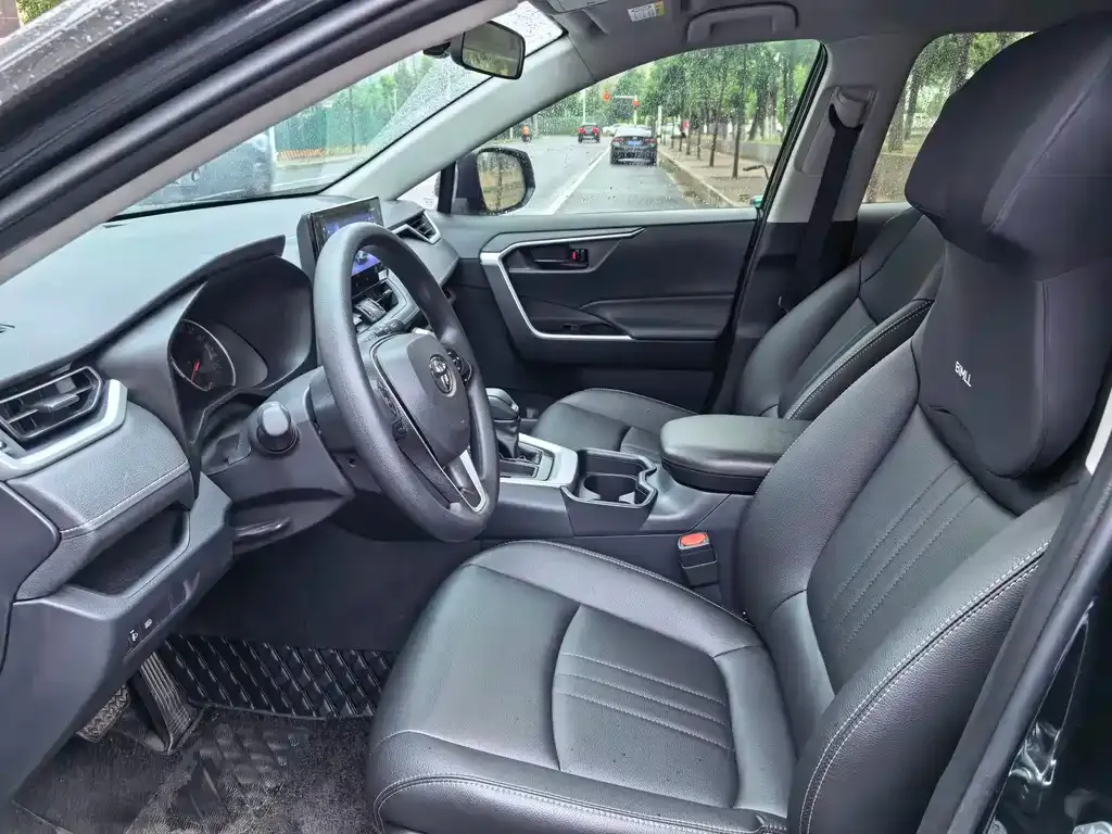 Toyota RAV4 — фото 9