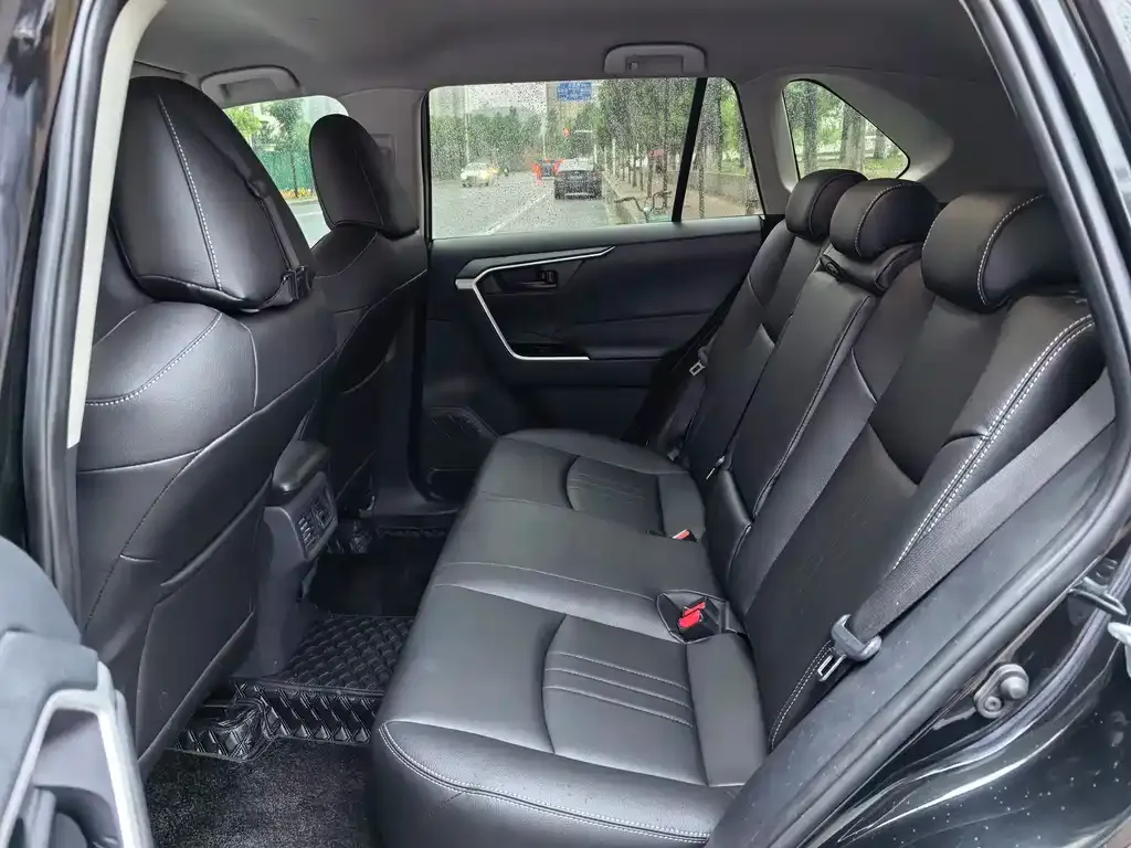 Toyota RAV4 — фото 8