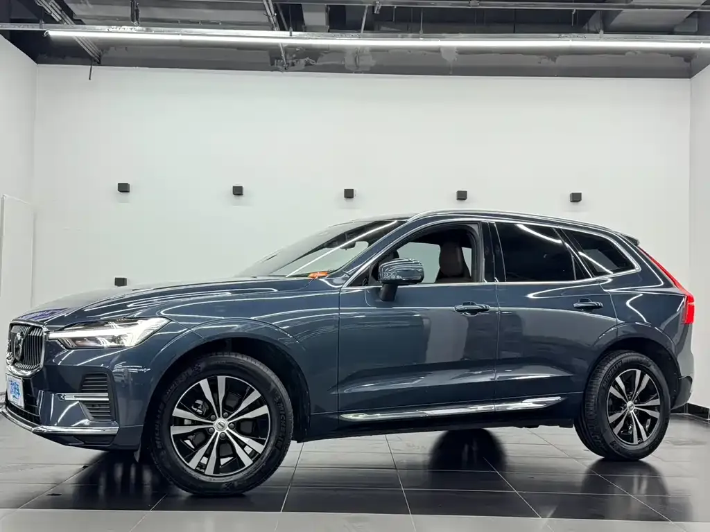 Volvo XC60 — фото 1