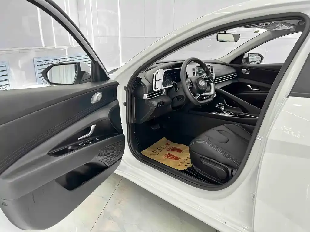 Hyundai Elantra — фото 3