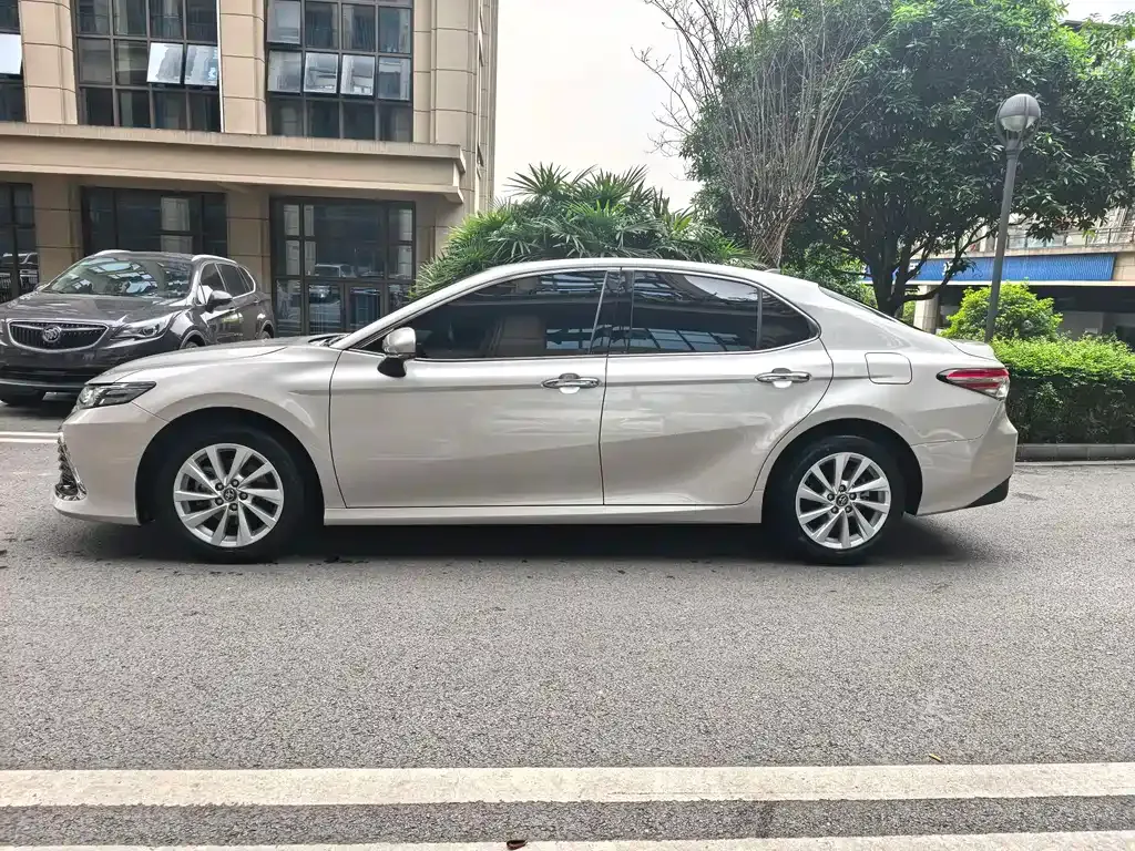 Toyota Camry — фото 7
