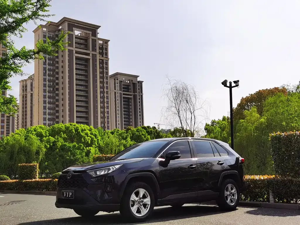 Toyota RAV4 — фото 1