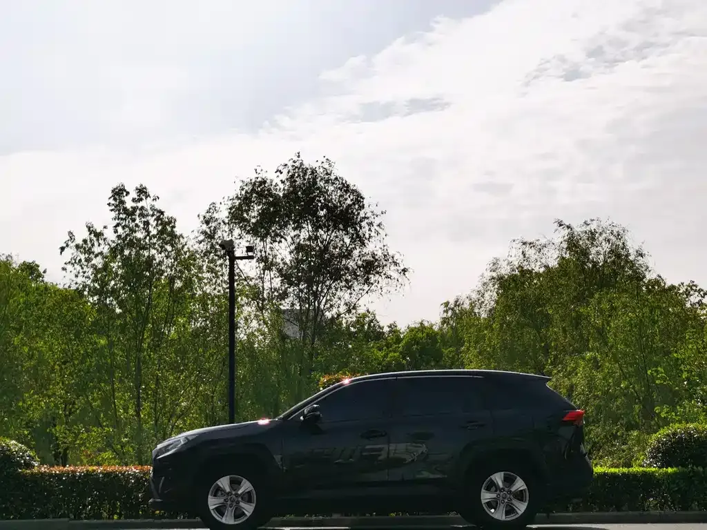 Toyota RAV4 — фото 4