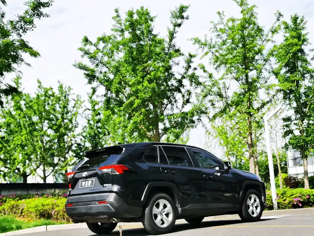 Toyota RAV4 — фото 8
