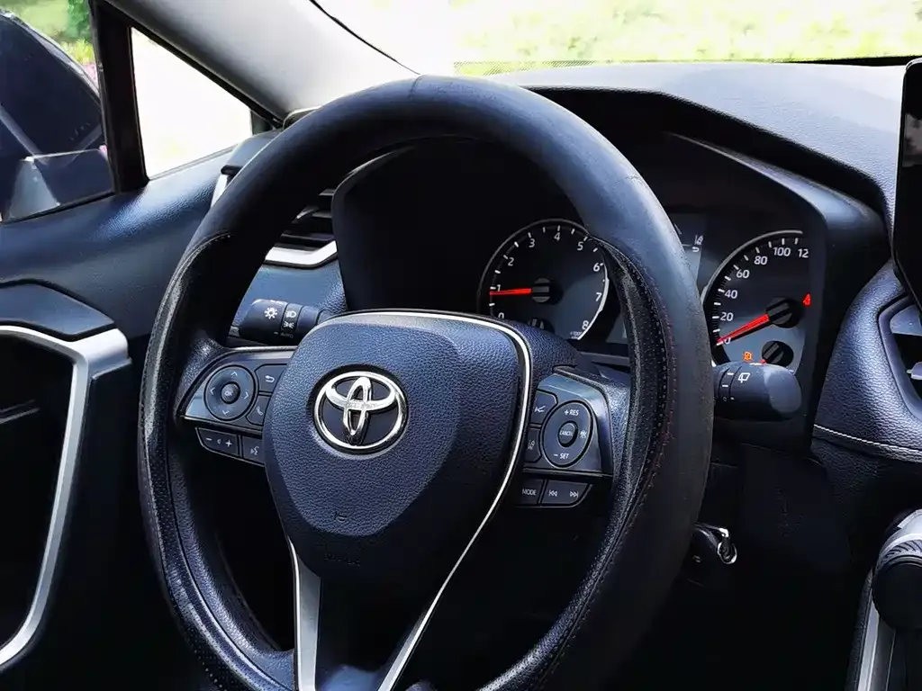 Toyota RAV4 — фото 2