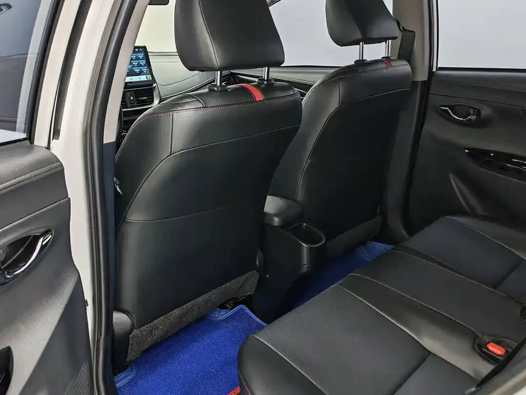 Toyota Yaris L — фото 10