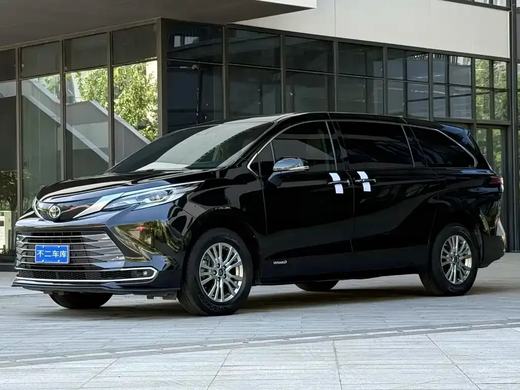 Toyota Sienna — фото 1