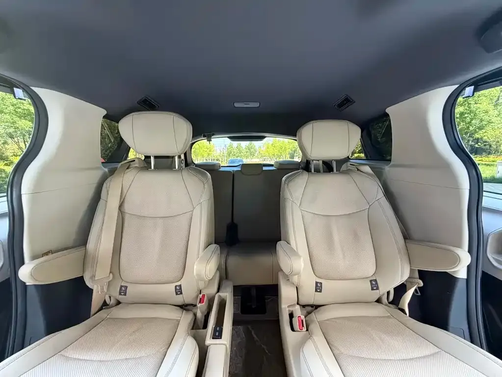 Toyota Sienna — фото 8