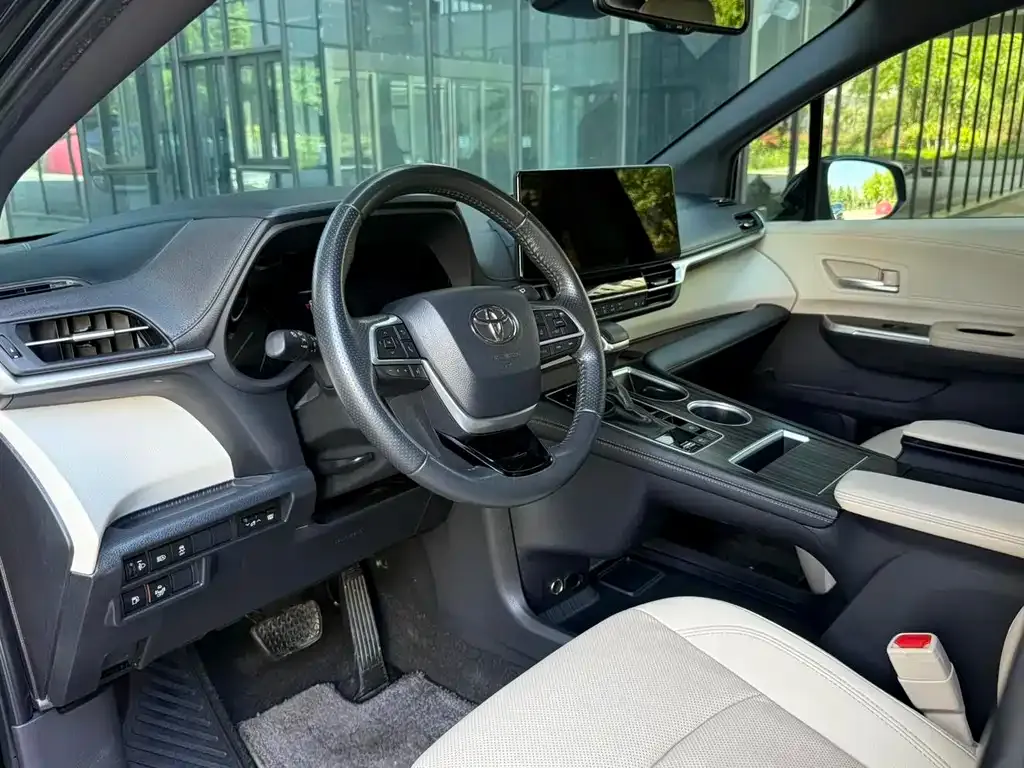 Toyota Sienna — фото 4