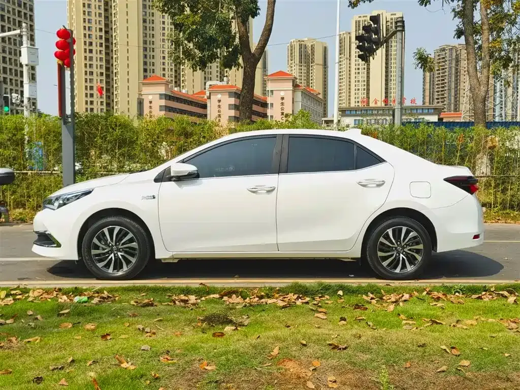 Toyota Corolla Hybrid — фото 10