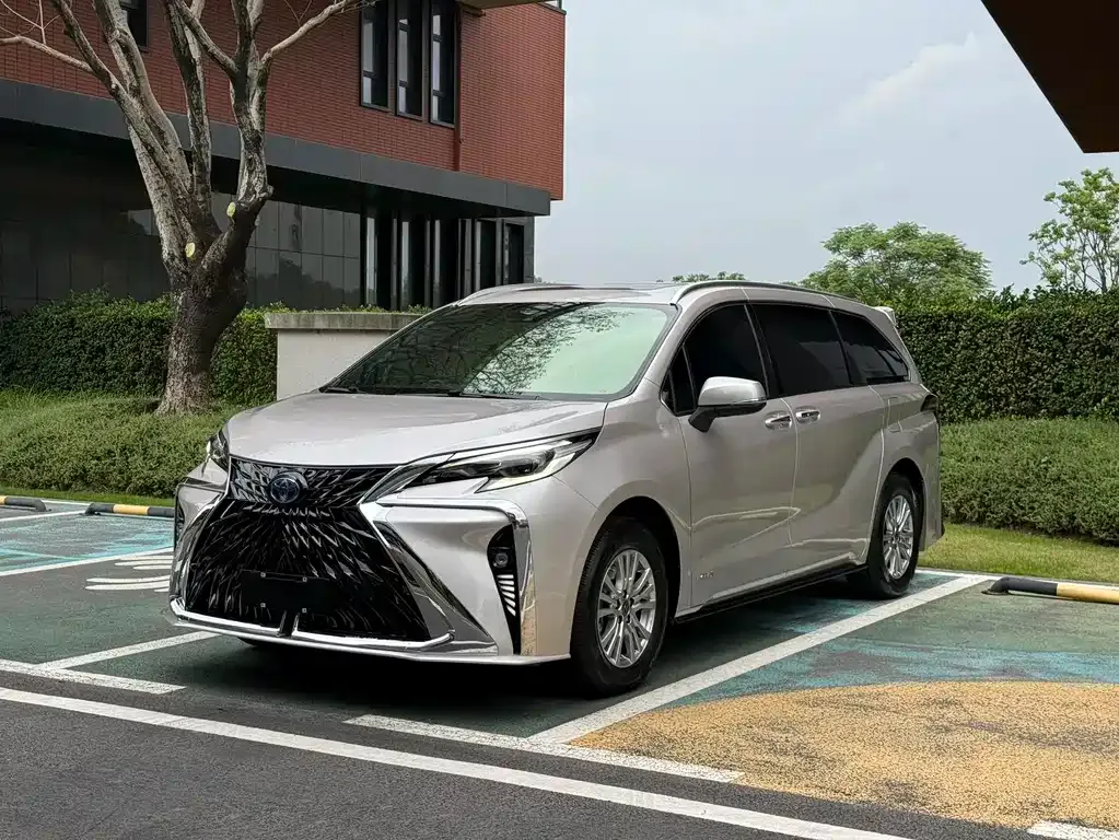 Toyota Sienna — фото 1