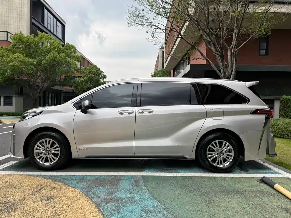 Toyota Sienna — фото 8