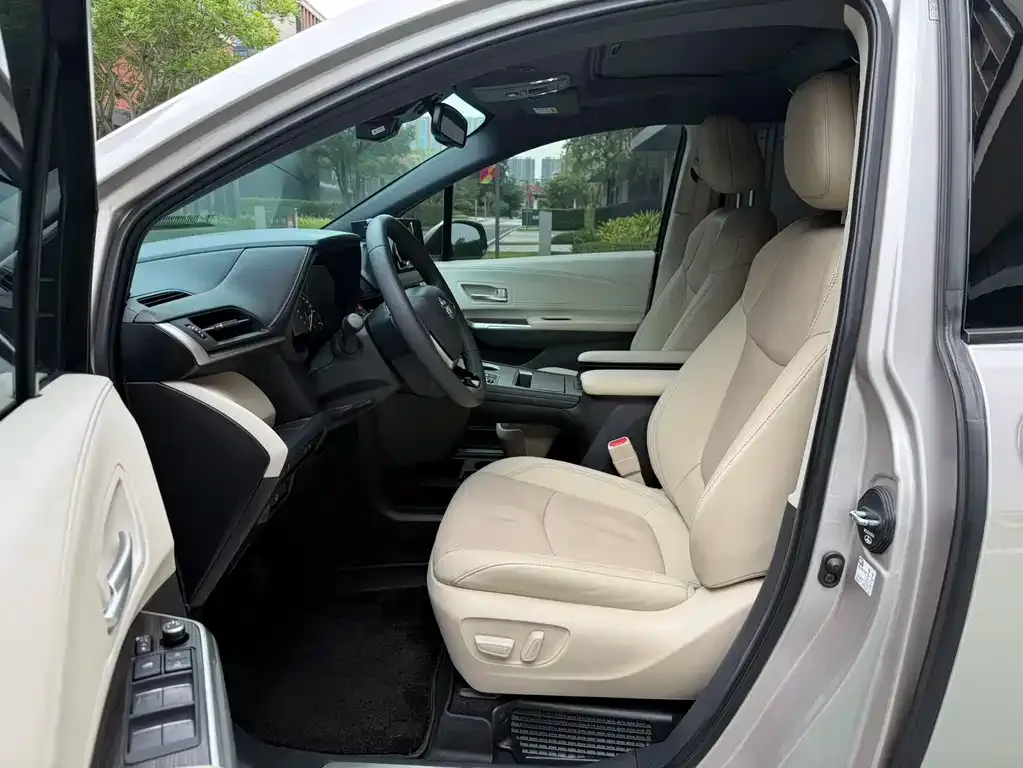 Toyota Sienna — фото 4