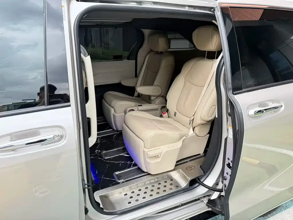 Toyota Sienna — фото 7