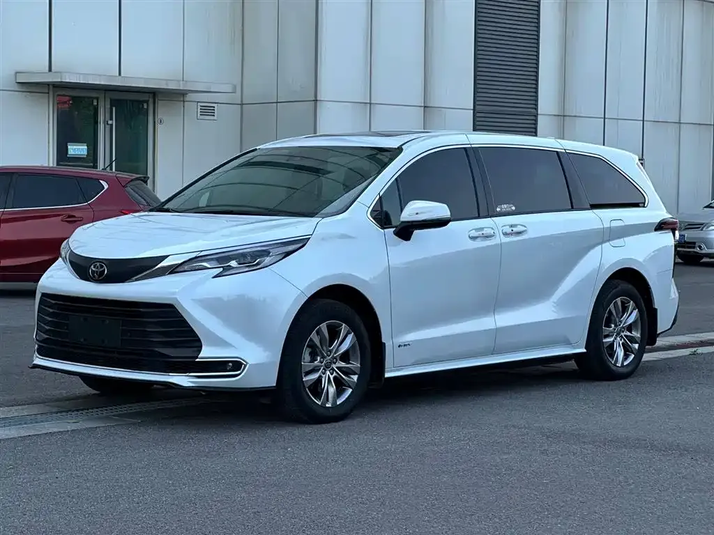 Toyota Sienna — фото 1